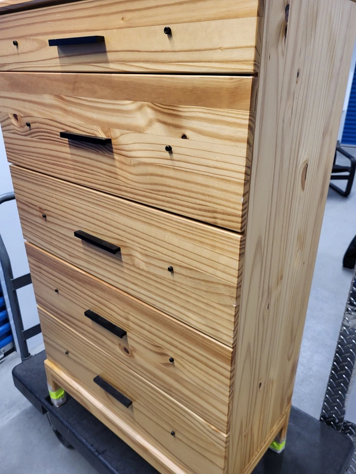 Cómoda de 5 cajones con asas negras Ikea Tarva Foto 3 de 4