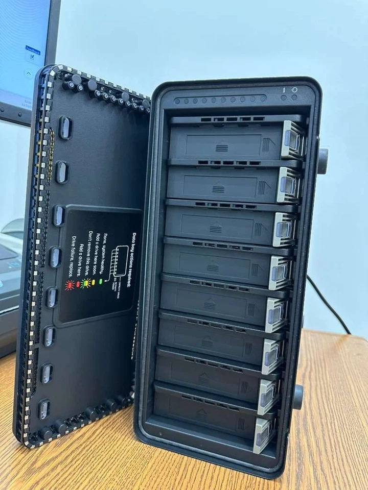 Drobo B800i iSCSI SAN Storage Array 3.5" 8-Bay No Hard Drives, Tested - Image 3 of 4