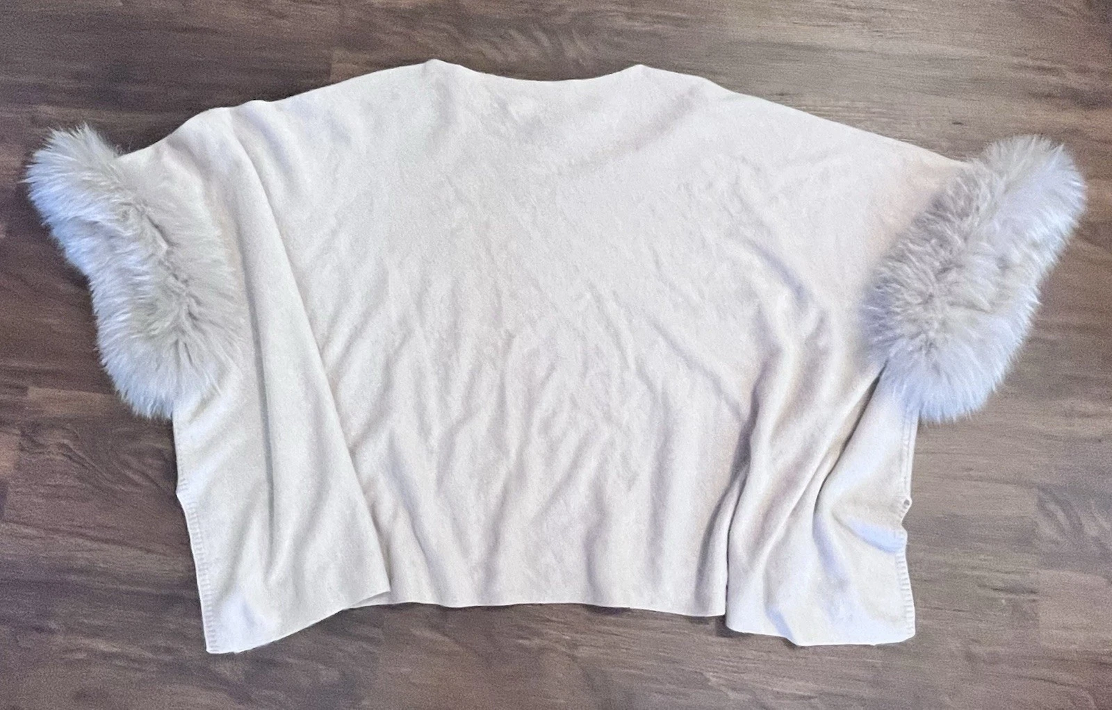 Women’s Aspen True Poncho Sweater Oatmeal Cashmere Fox Fur Trim One Size