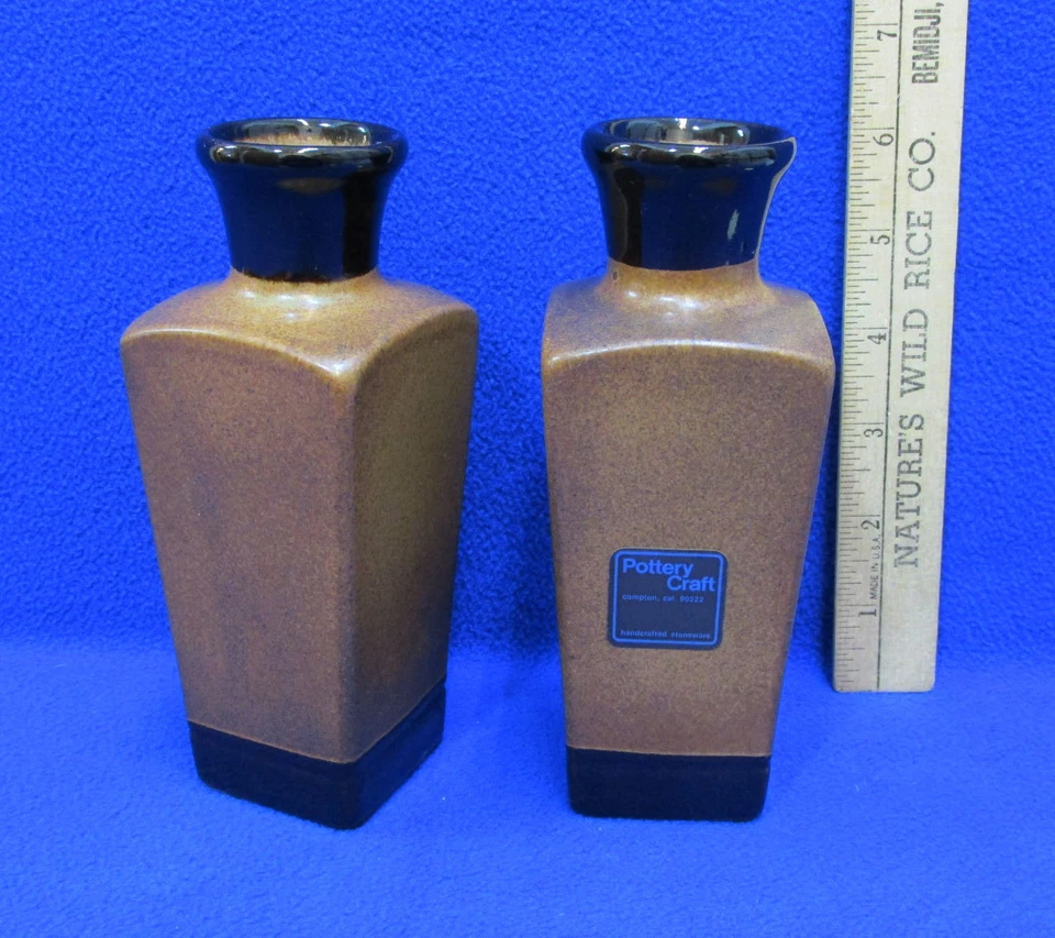 Jarrón Pottery Bud Grabado Rosa Flor Diseño Tonos Marrón Crema Tonos Tierra Par Foto 2 de 4