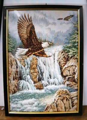 Schöner gerahmter Wandteppich Adler über Wasserfall 30 x 44 cm Holz & vergoldeter Rahmen