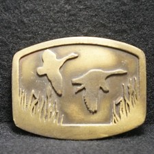 WG15127 NICE VINTAGE 1977  TWO DUCKS FLYING  GEESE BIRD ARTWORK BELT BUCKLE