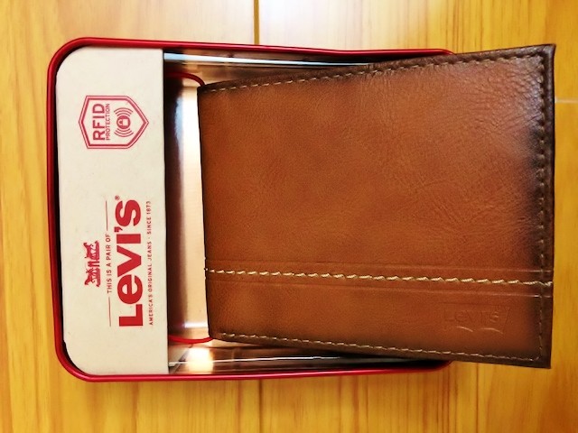 levis card holder