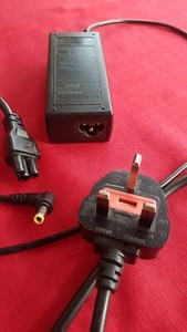 19V 65W Netzteil für HP Laptop (3,5mm R/A DC Klinke) mit UK 13A Stecker/Kleeblattkabel 1,4m