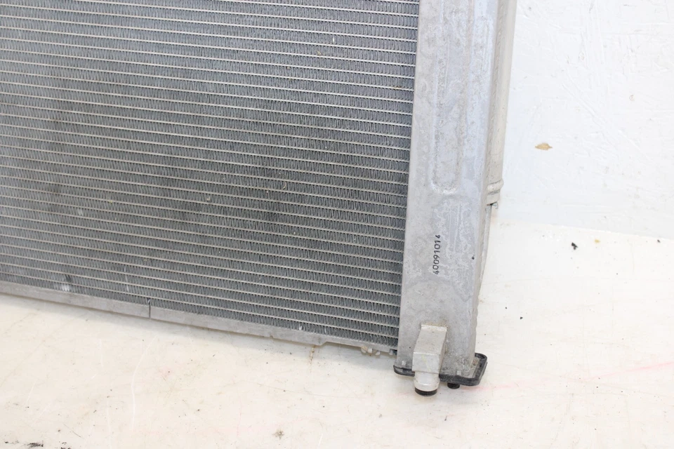 Radiador Nissan 370z M/T 2009-2012 OEM KV50 Foto 3 de 4