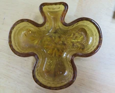 VINTAGE Glass Clover Ashtray Gold/ Yellow/ Amber Smoking Glass OLD ESTATE GLASS