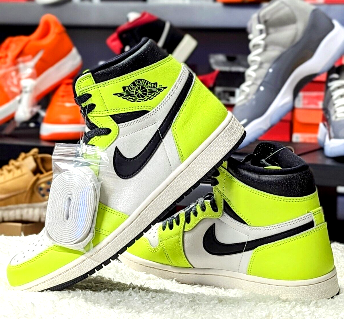 シューズ(男性用) Nike Air Jordan 1 High OGVolt/Visionaire Nike Air Jordan 1 High OG 