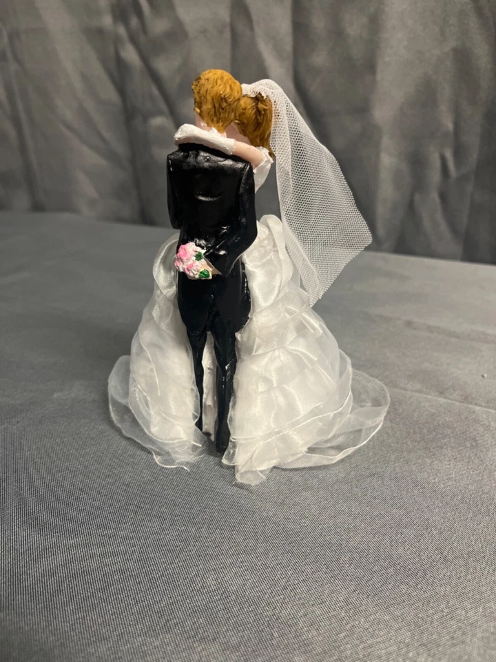 adorno pastel boda novia novio pelo rubio, flores rosas Foto 3 de 4