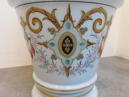 VASE EN OPALINE BLEU AVEC DECOR A LA DORURE - Photo 4 sur 12