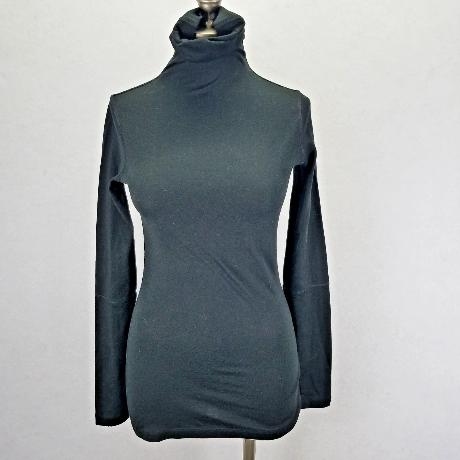 Lululemon Black Merino Wool Turtleneck Base Layer Size 6 100% Wool W37625 Flaw