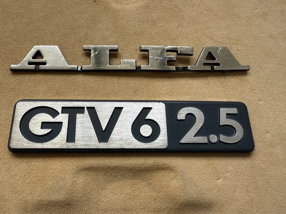 Emblema Alfa Romeo GTV6 2.5 con emblema extra Foto 2 de 4