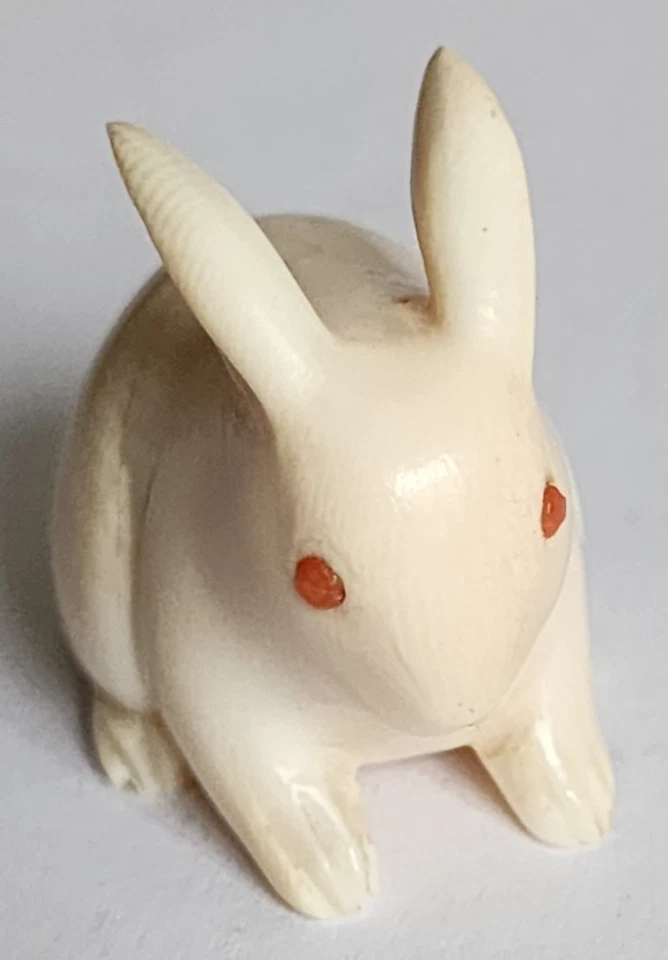 Sujet animalier ancien, Lapin en Matière naturelle sculptée, Yeux en Corail - Photo 2/4