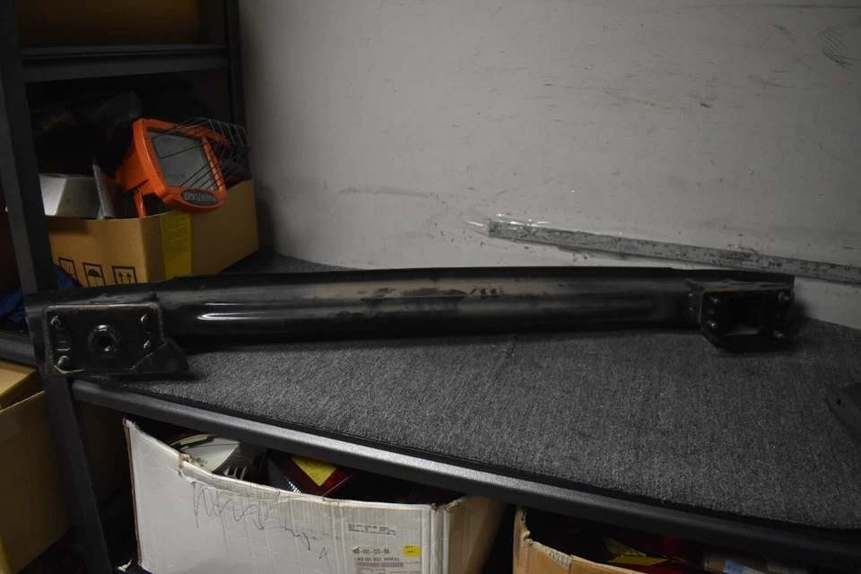 Mercedes Benz C63 AMG S 2015-2018 base barra de refuerzo trasera OEM de fábrica Foto 4 de 4