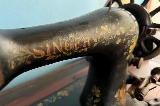 antique z-0693 Singer tabletop sewing machine furniture Singer