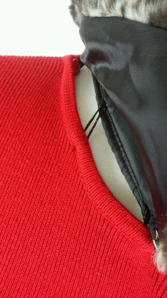 Suéter con botones rojos Kikit Maurice Sasson de colección con bufanda extraíble con estampado animal talla M Foto 2 de 4