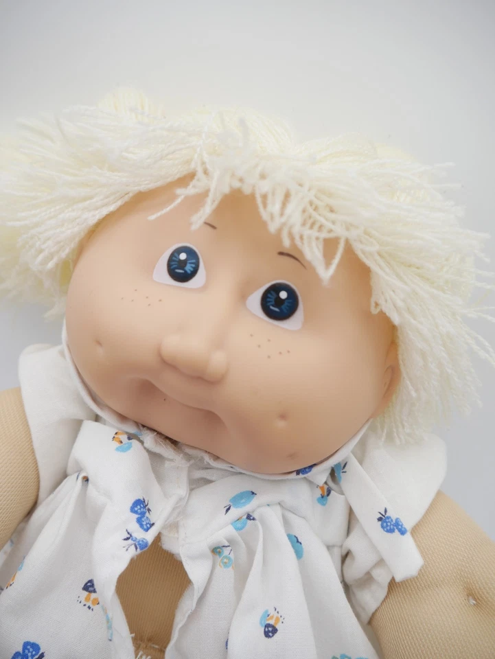 Cabbage Patch Kids Puppe weißes Kleid ca. 40 cm blond - Bild 2 von 4