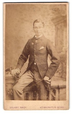 Fotografie Stuart Brothers, Knightsbridge, 47 Brompton Road, Bursche im Anzug m 