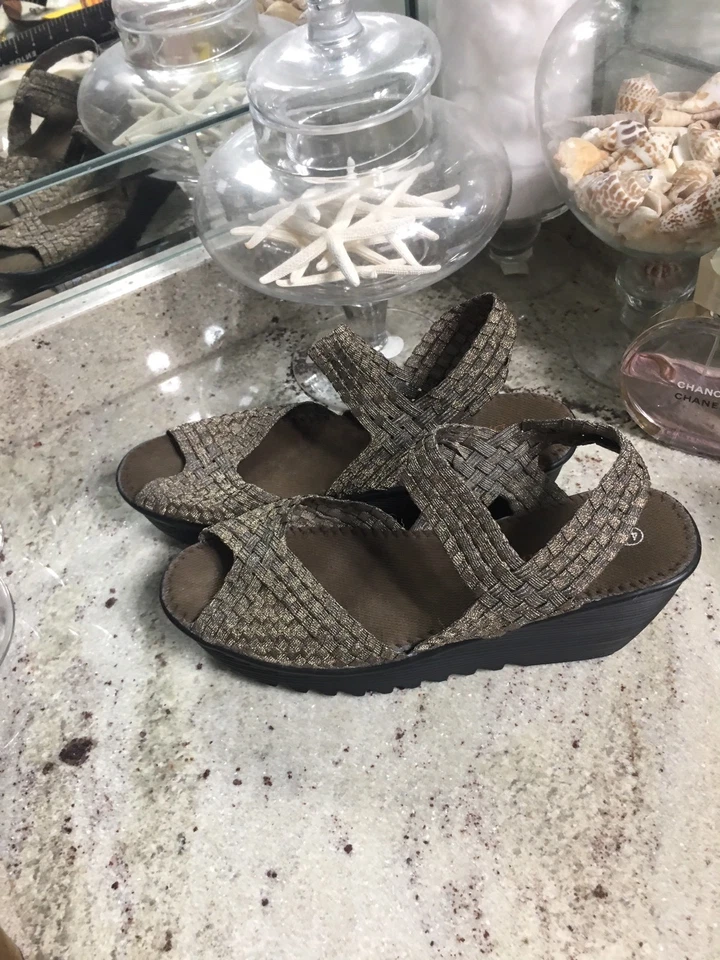 Zapato de cuña Bernie Mev dorado para mujer talla 41/10 metálico con tiras bronce Foto 2 de 4