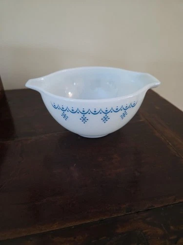Pyrex Snowflake Blue Garland Cinderella Bowl 441, 1.5 Pint Vintage