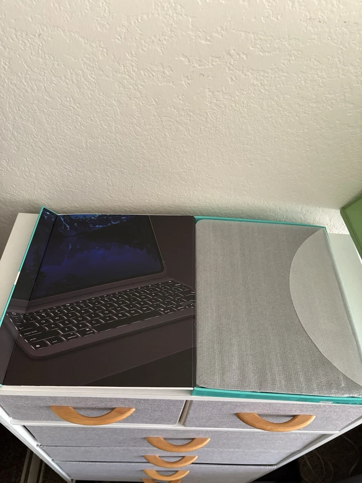 Logitech Slim Folio Keyboard Case Folio iPad Pro 12.9" 3rd Gen *OPEN BOX - Image 2 of 4