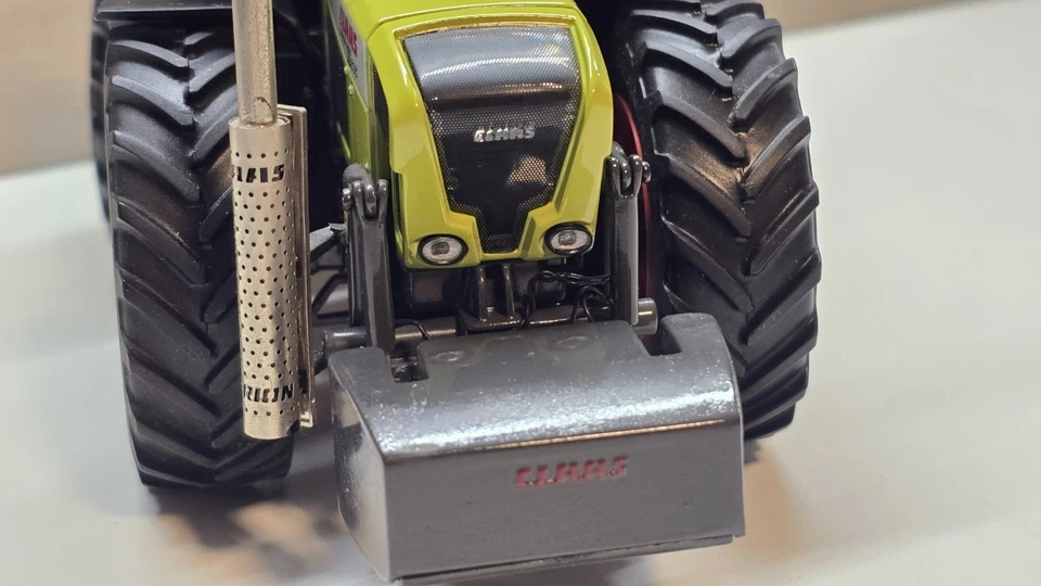 UH UNIVERSAL HOBBIES 1:32 Claas Xerion 3300 Trac VC Traktor - Bild 4 von 4