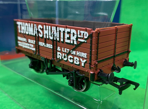 BACHMANN MODEL RAILWAYS OO GAUGE THOMAS HUNTER LTD. RUGBY 7 PLANK WAGON (731) - Picture 6 of 6