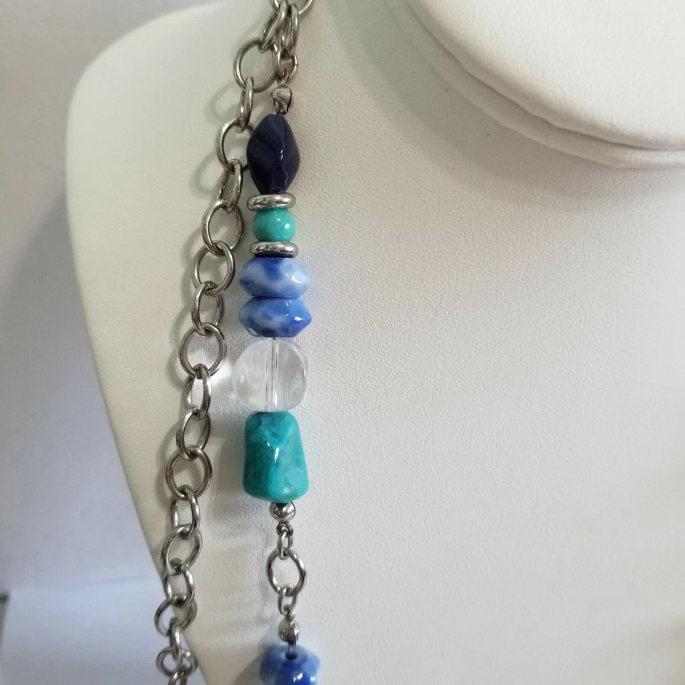 COLLAR CHICO'S CONTEMPORÁNEO ESTILO PIEDRAS PRECIOSAS SINTÉTICAS TONO AZUL Y PLATA Foto 3 de 4