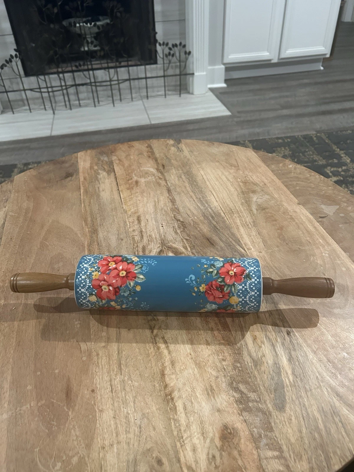 The Pioneer Woman Vintage Floral Ceramic Rolling Pin Teal W/Acacia Wood Grips
Opens in a new window