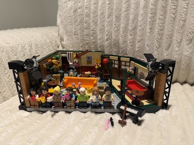 LEGO Ideas: Central Perk (21319) Used Great Condition W/ Minifigures 