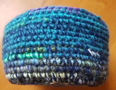 handgefertigter gehäkelter kleiner Korb/Schale/Pflanztopfhalter - blau/grün/weiß Mix