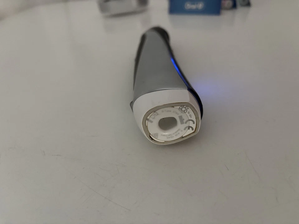 OralB Elektrische Zahnbürste mit Ladestation Smartguide und 4 Ersatzzahnbürsten - Bild 2 von 4