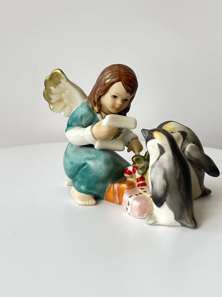Estatuilla de porcelana Goebel vintage querubín ángel con pingüinos lee... - Imagen 3 de 4