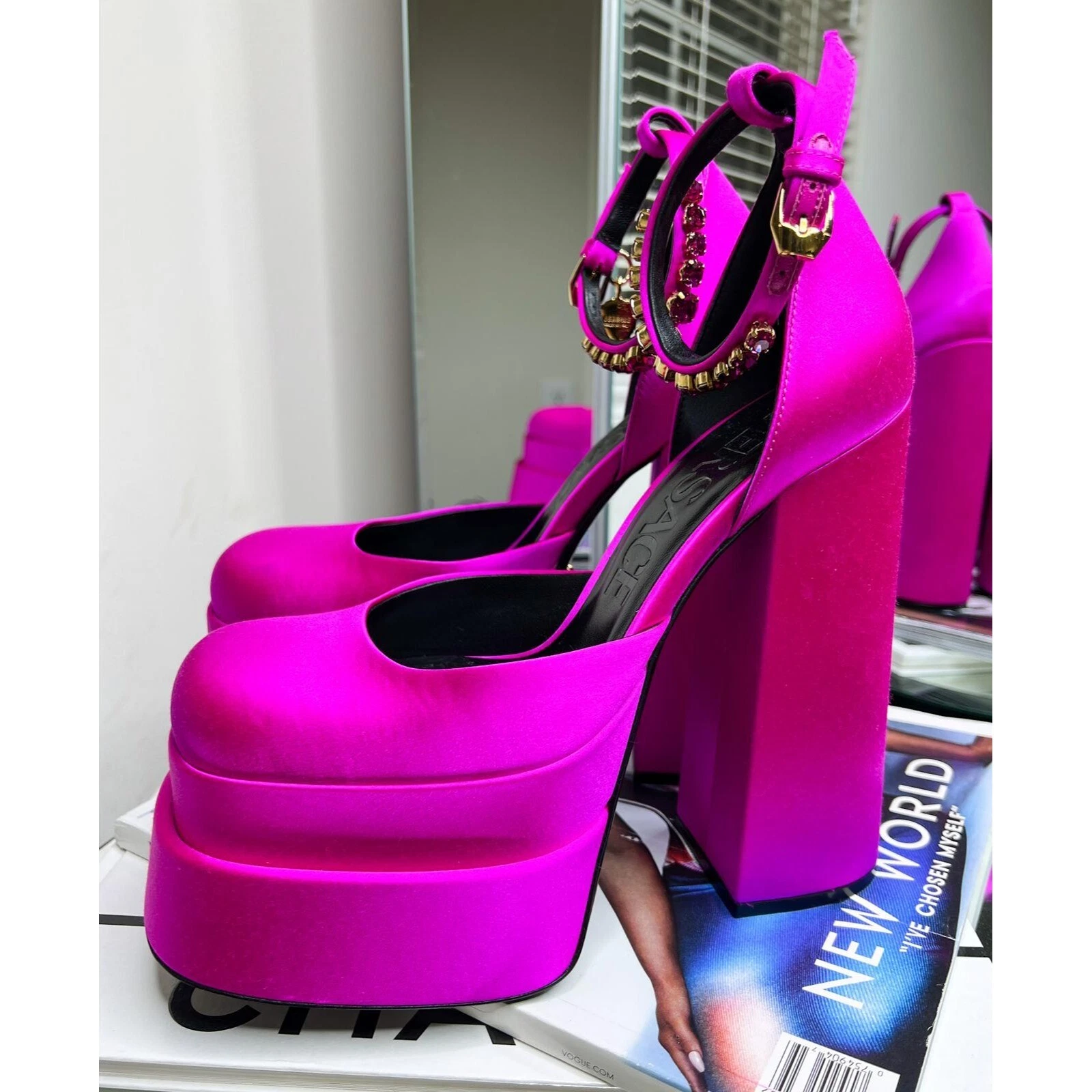 VERSACE Aevitas décolleté con tacco a blocco plateau impreziosite da cristalli fucsia taglia EU38