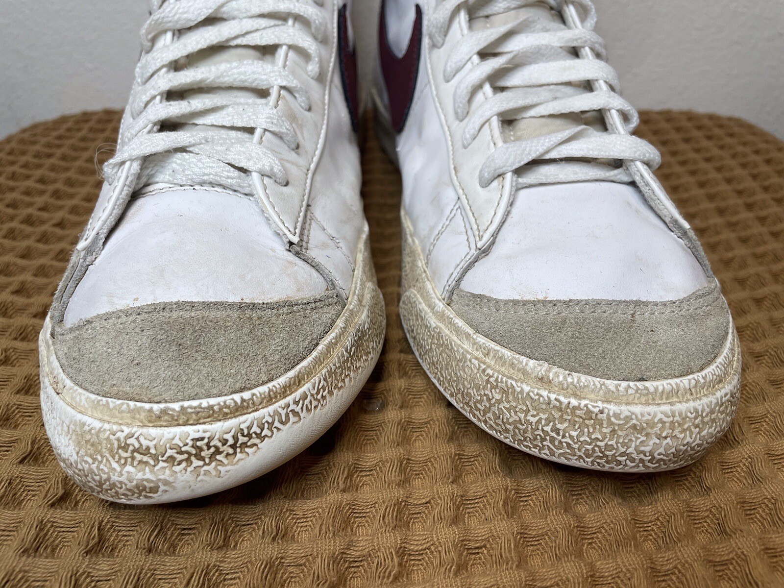 Men’s Nike Blazer Mid VTG ‘77 Size 11 White Team Red Burgundy Shoes