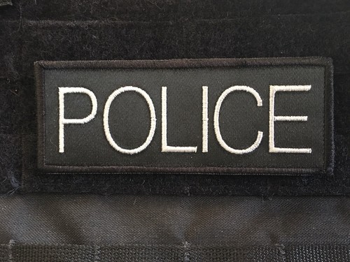 Parche ""Policía"" Blackhawk, con respaldo de ganchos, letras blancas en negro, 5x2"". - Imagen 2 de 4