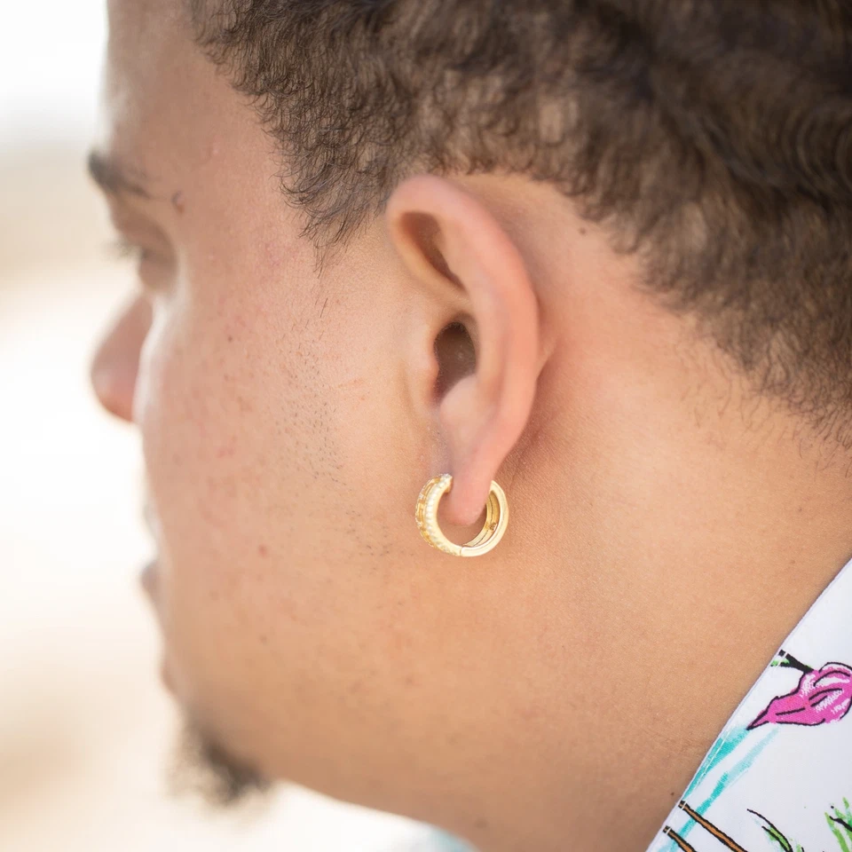 Pendientes Huggie Pequeños Griegos Chapados en Oro 14k Para Hombre Plata de Ley Sólida Foto 4 de 4