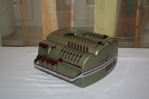 Brunsviga " 11 E " / Vintage Desk Top Calculator / Techniquement non testé / à partir de 1965