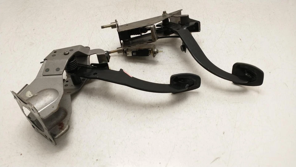 SUBARU IMPREZA PEDAL BOX ASSEMBLY 2.0L Petrol 5 [mvr:speed] Manual  36012FE130 0 - Image 3 of 4