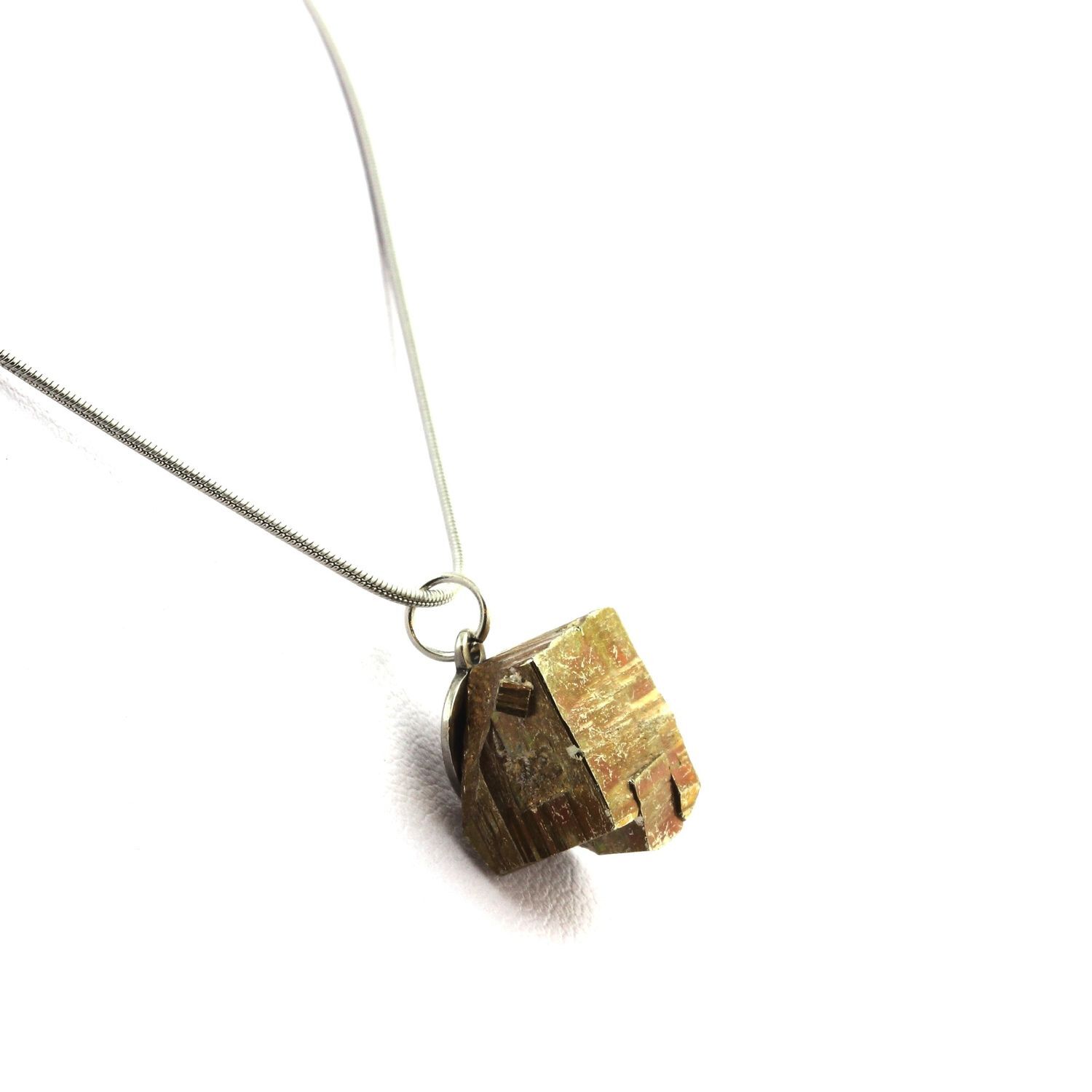Collier Pyrite brute 26.3 ct pour femme, bijou de lithothérapie au quotidien style bohème chic