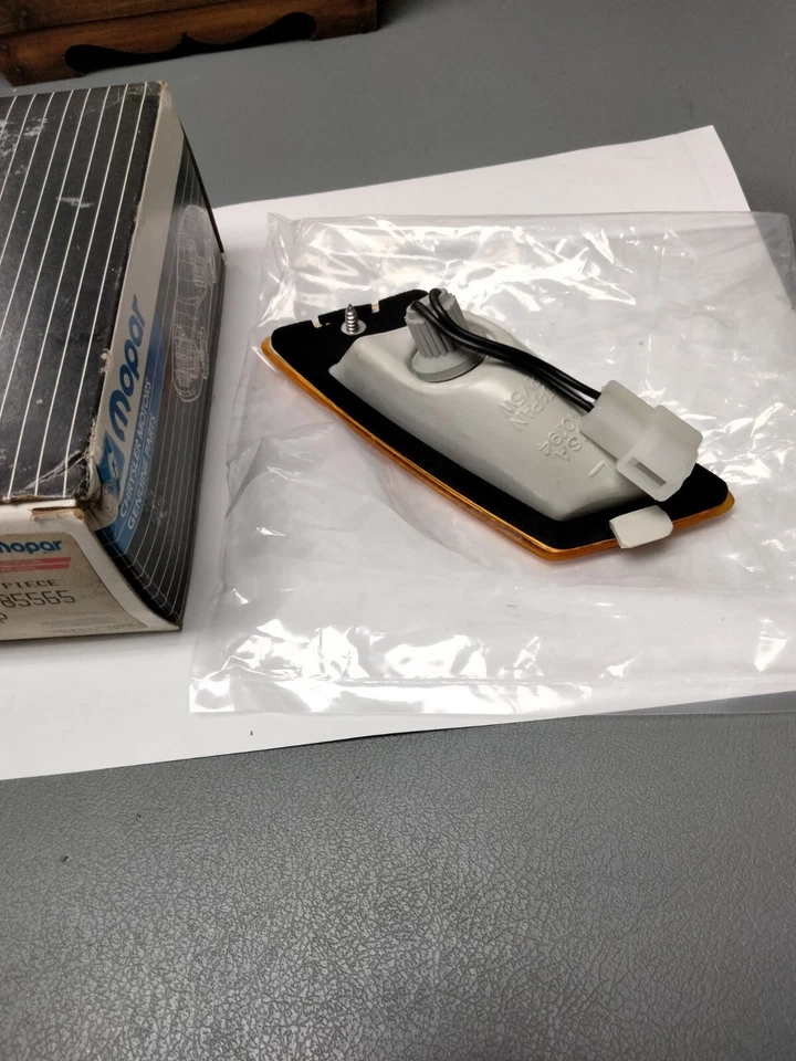 Mopar/Mitsubishi NOS Frt. Conjunto de lámpara marcadora lateral. Campeón de Plymouth Tt. 82 Foto 2 de 2