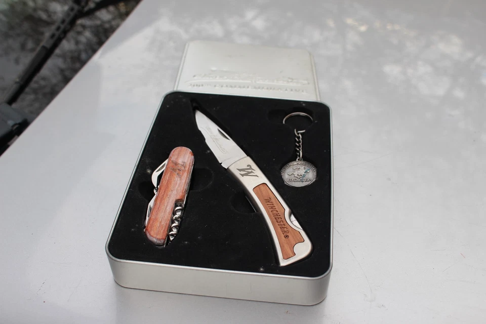 Juego de navajas de bolsillo con mango de madera Winchester - cuchillo, multiherramienta y llavero en metal T Foto 3 de 4