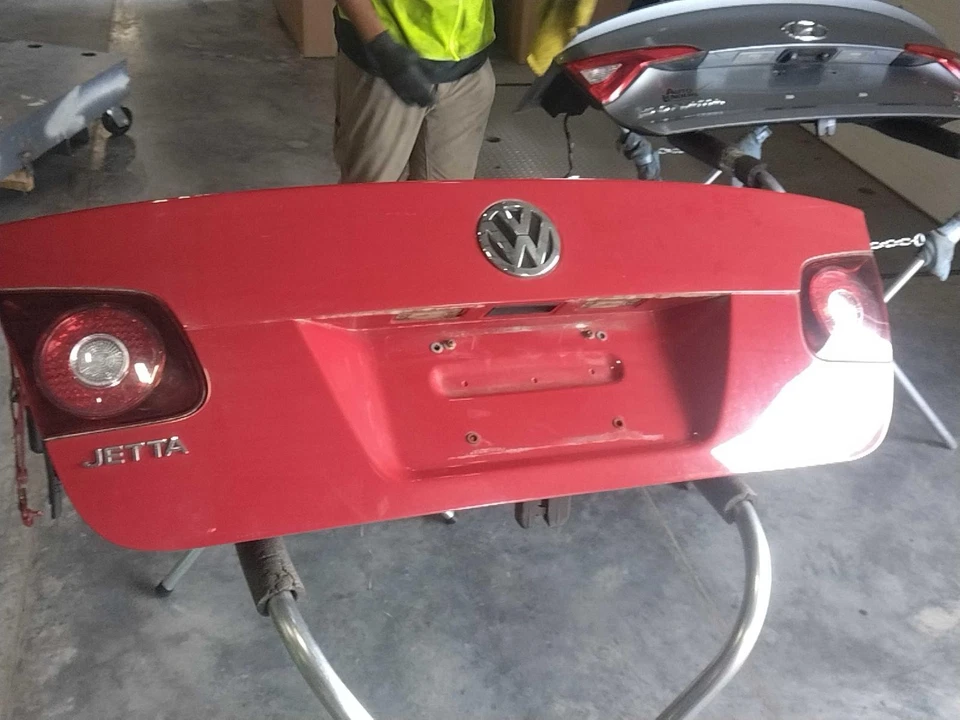 2009 Volkswagen Jetta Deck Lid Trunk Lid OEM 1K5827025AP Used 145K Miles - Imagem 2 de 4