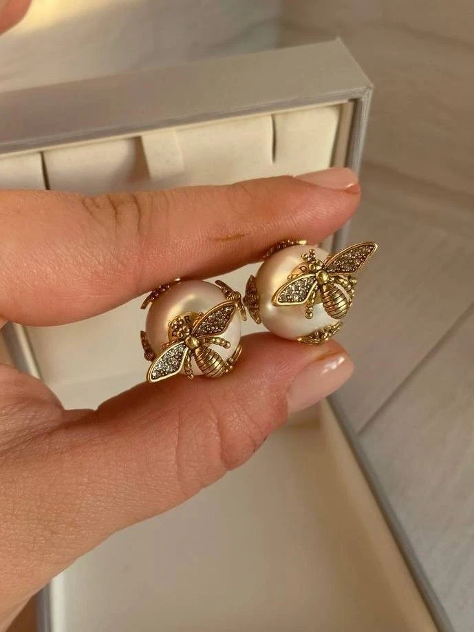 Pendientes colgantes vintage Dior de perlas de abeja dorada y diamantes de imitación Foto 2 de 4