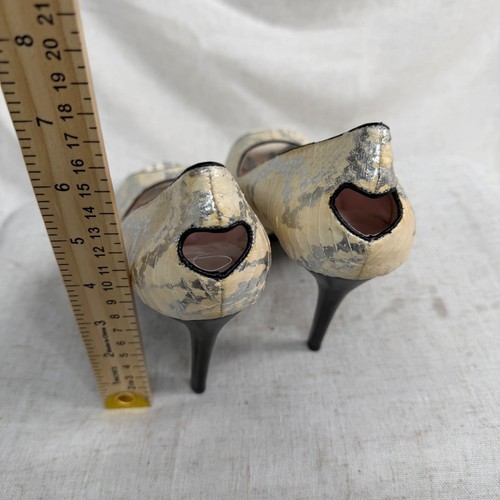 Gwyneth Snakeskin Peep Toe Heels Cream Silver Metallic Heart Cutout Pumps 9M - Bild 2 von 9
