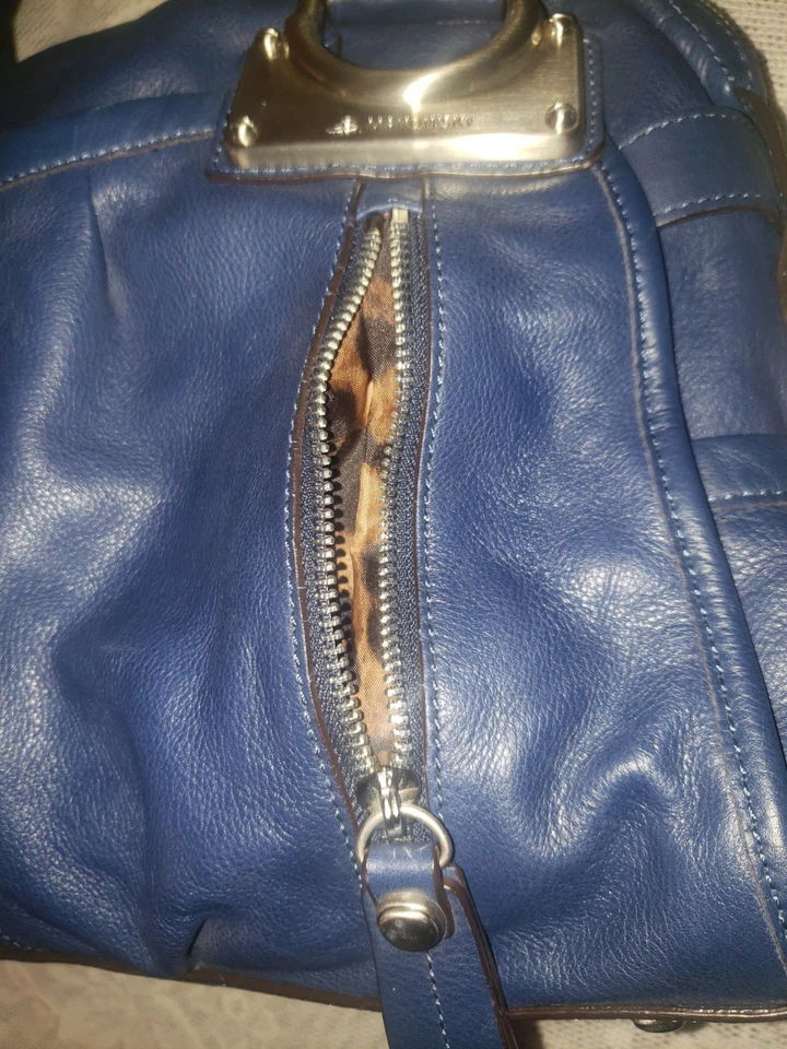 Bolso de Hombro B. Makowsky Azul Marino Cuero Guijarro con Forro Estampado de Animales Foto 3 de 4