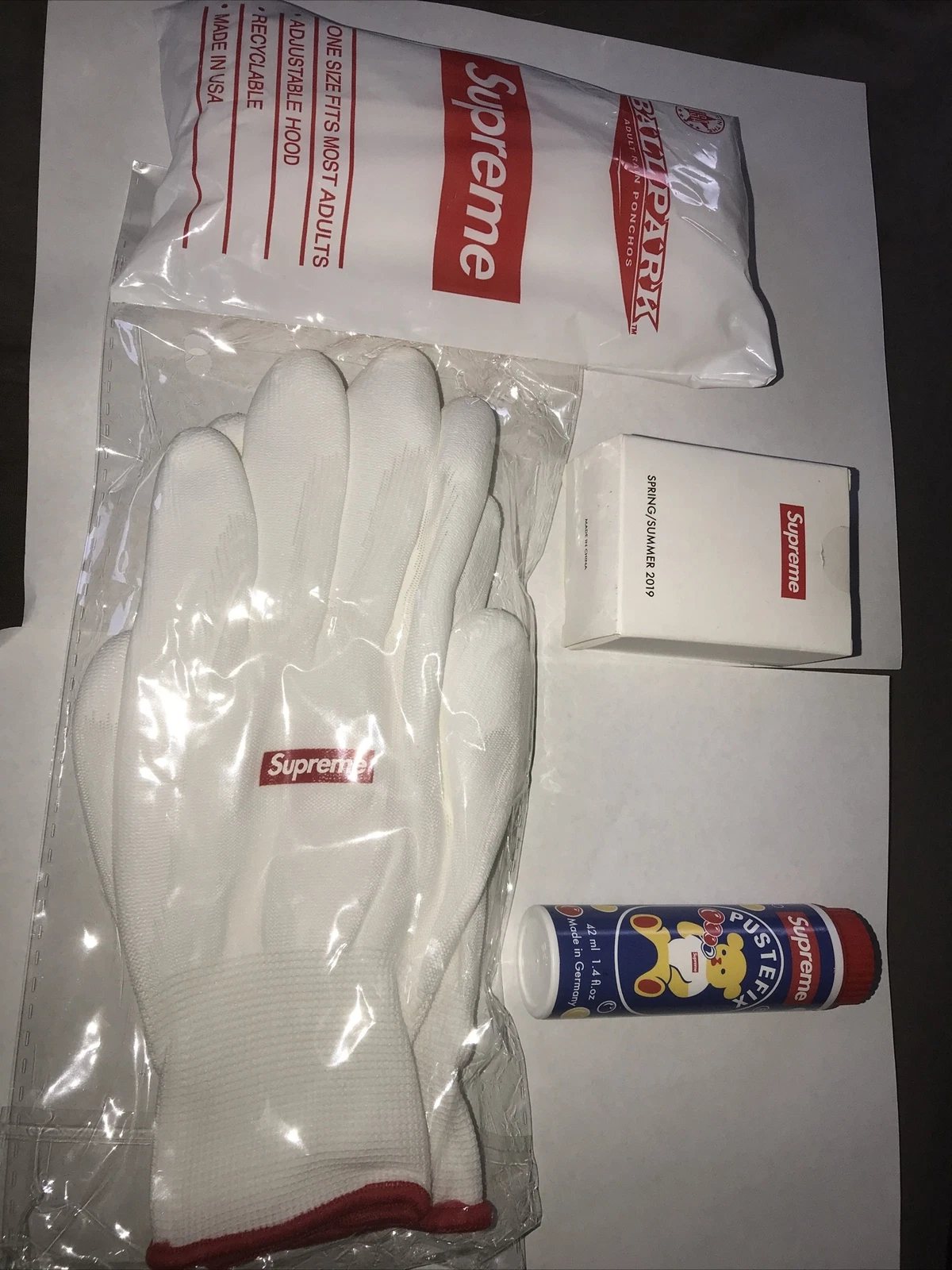 Lot d'accessoires Supreme, poncho Supreme, gants caoutchoutés, bulles et bonnet de douche