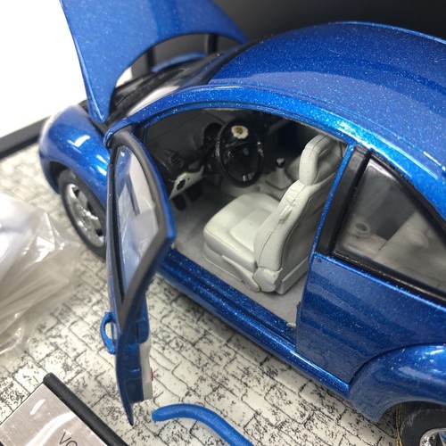 Franklin Mint - 1/24 New Beetle Millennium Edition W/ Display Case And Tools - Picture 6 of 16