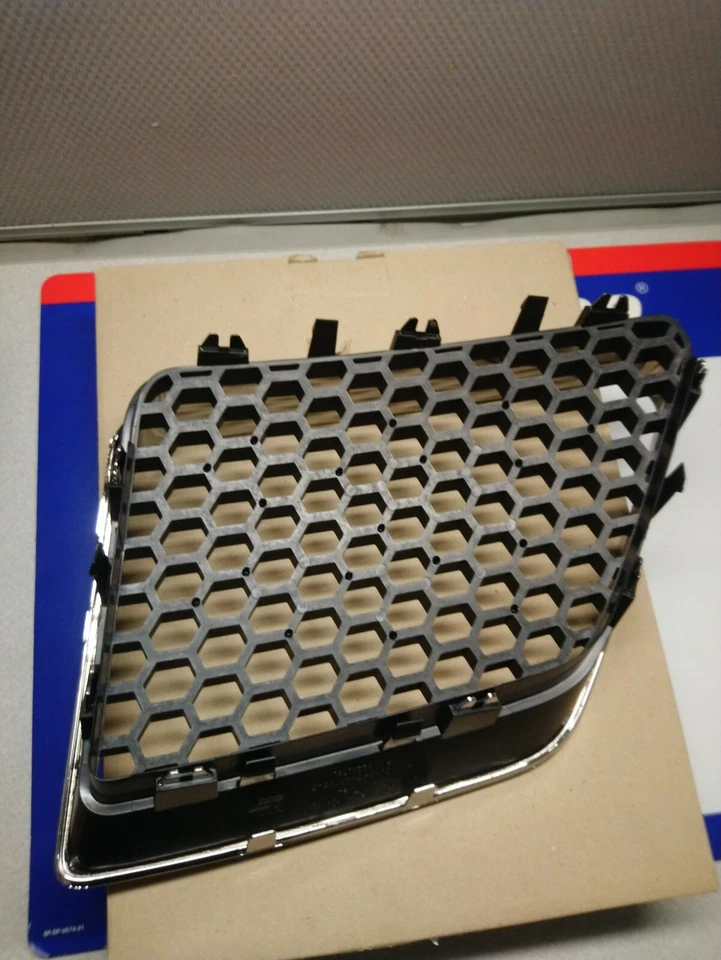 2008-2009 Подлинный GM Pontiac G8 пассажирской стороне решетка радиатора с хромированной вставкой - Изображение 2 из 2