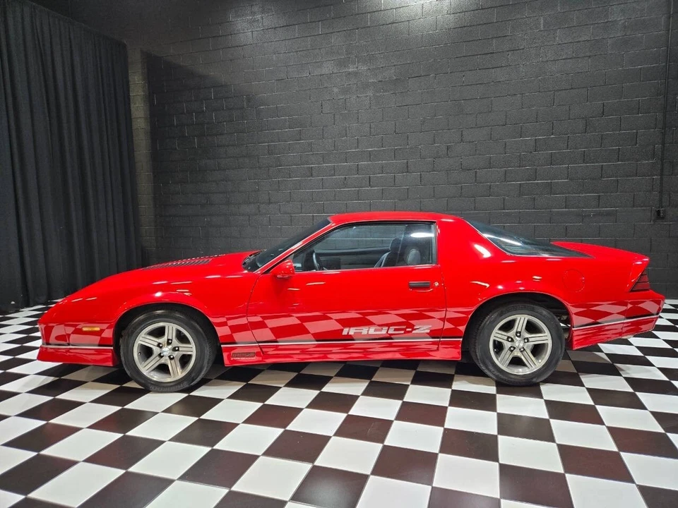 1988 Chevrolet Camaro IROC Z 2dr хэтчбек - Изображение 2 из 4