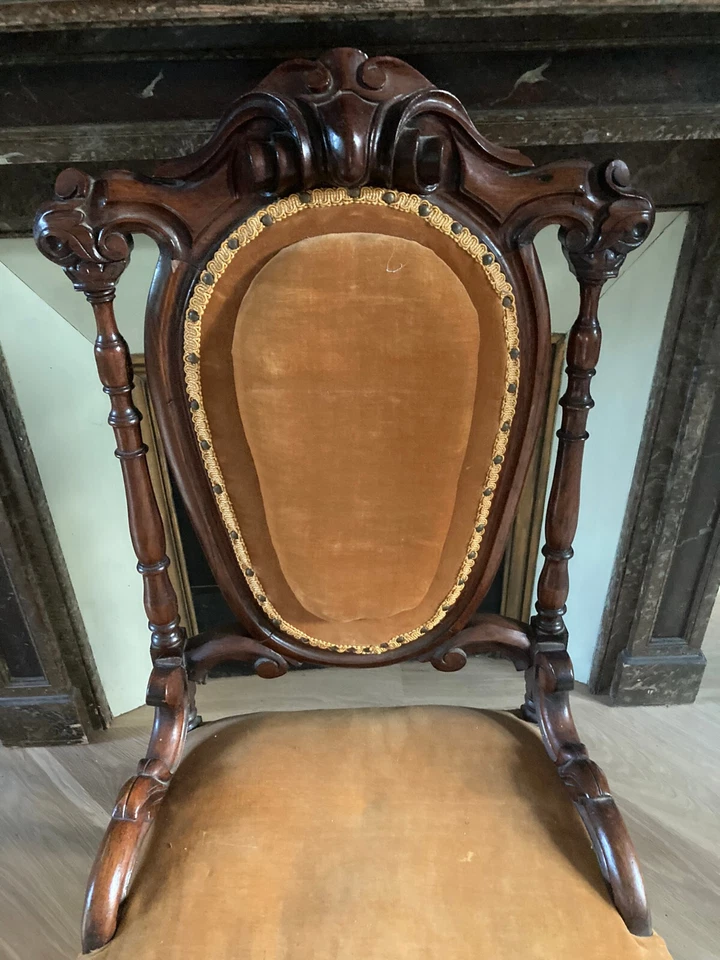 Antigua silla tocador victoriana tallada en nogal Foto 2 de 4